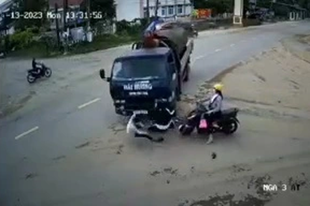 Xe cẩu va chạm xe đạp điện, một học sinh lớp 6 tử vong - 1 Xe cẩu va chạm xe đạp điện, một học sinh lớp 6 tử vong - 1