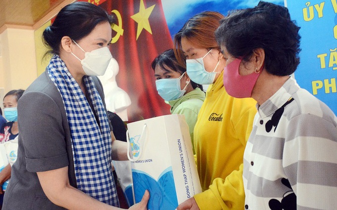 Bà Hà Thị Nga (bìa trái), Ủy viên TƯ Đảng, Chủ tịch Hội LHPN Việt Nam, thăm, tặng quà Tết cho phụ nữ khó khăn tại Đồng Tháp.