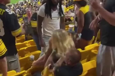 Cô gái tát má nam CĐV, bạn trai lãnh đủ hậu quả