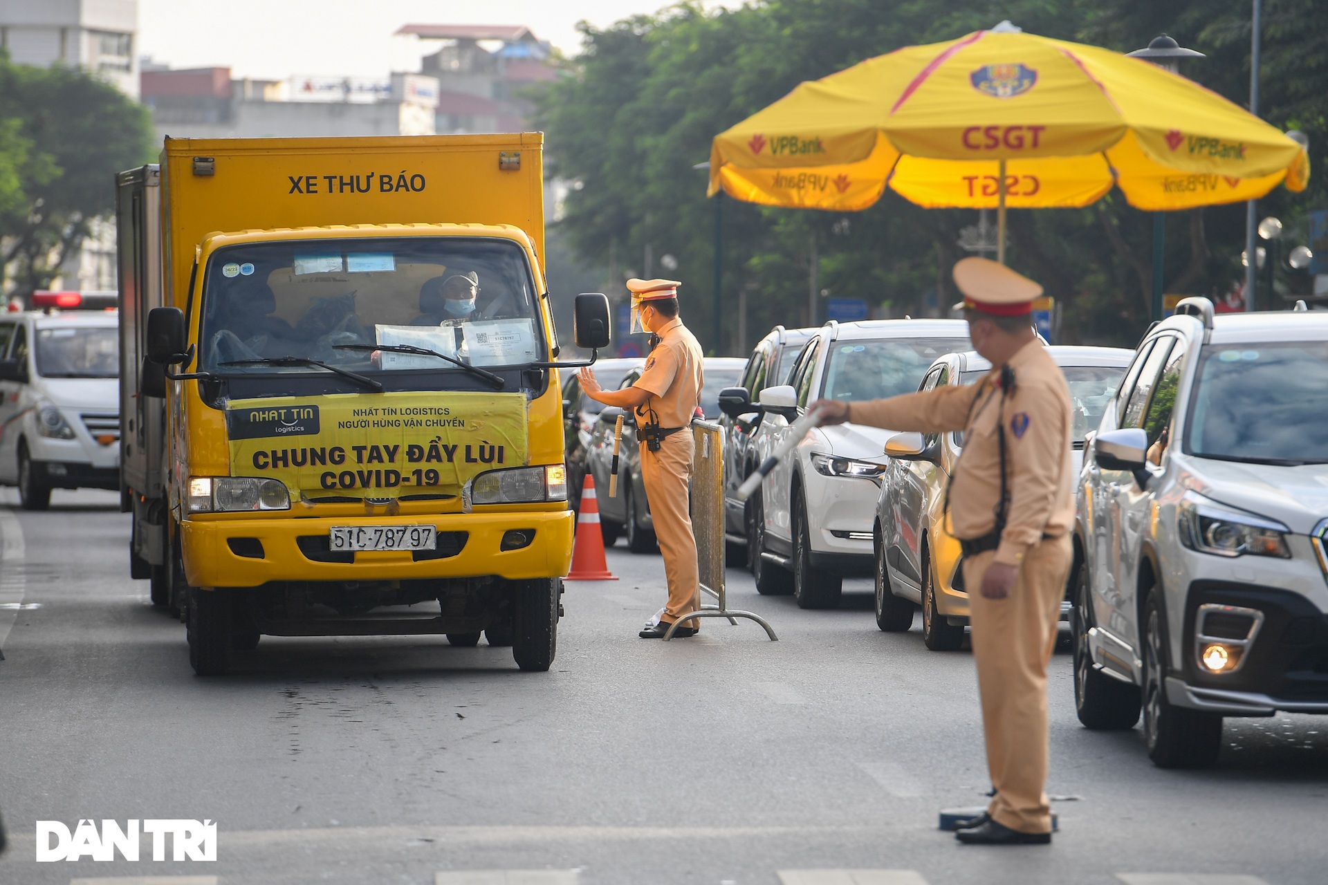 Hà Nội: Ùn tắc phương tiện ở chốt vùng đỏ, mở lại hàng quán tại vùng xanh - 9 Hà Nội: Ùn tắc phương tiện ở chốt vùng đỏ, mở lại hàng quán tại vùng xanh - 9