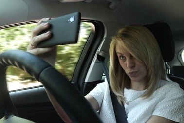 Cứ 4 người thì có 1 người chụp ảnh tự sướng trên ôtô