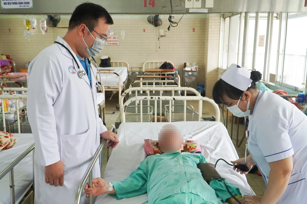 Người đàn ông lâm nguy khi ăn chim cút nhai luôn xương - 1 Người đàn ông lâm nguy khi ăn chim cút nhai luôn xương - 1
