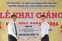 Trao 500 thẻ Bảo hiểm y tế đến học sinh khó khăn tại Cần Thơ