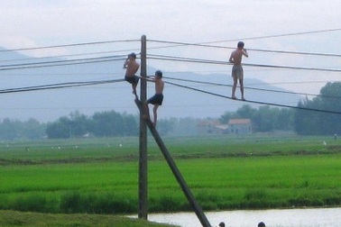 Thót tim nhìn học sinh leo cột điện nhảy ao   