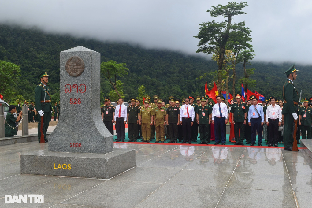 Mở gian hàng Việt giá 0 đồng, tặng công trình ánh sáng trên đất Lào - 1
