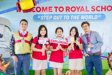 Học sinh hưởng ứng lễ hội văn hóa, thử sức chơi golf ngày tựu trường