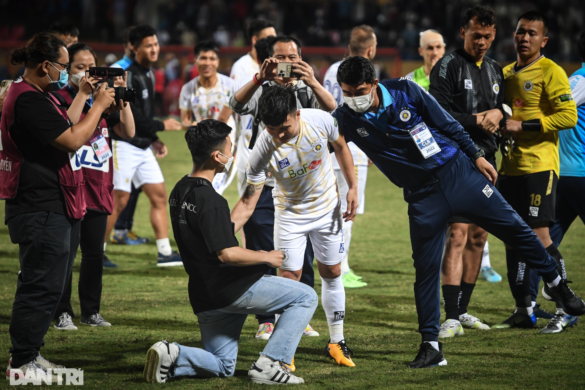 Quang Hải mắt đỏ hoe, ngậm ngùi nhìn khán giả trong ngày chia tay V-League - 5 Quang Hải mắt đỏ hoe, ngậm ngùi nhìn khán giả trong ngày chia tay V-League - 5
