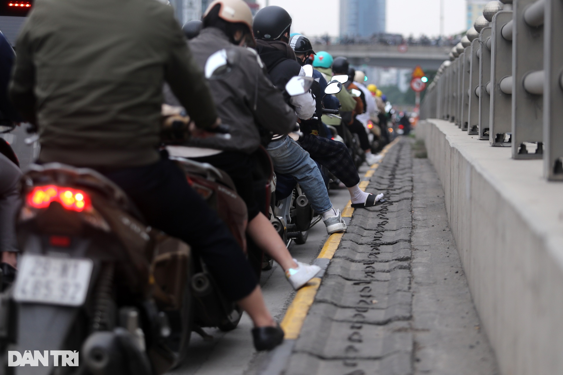 Hà Nội: Giao thông hỗn loạn, kẹt gần 5km trên đại lộ Thăng Long - 6 Hà Nội: Giao thông hỗn loạn, kẹt gần 5km trên đại lộ Thăng Long - 6
