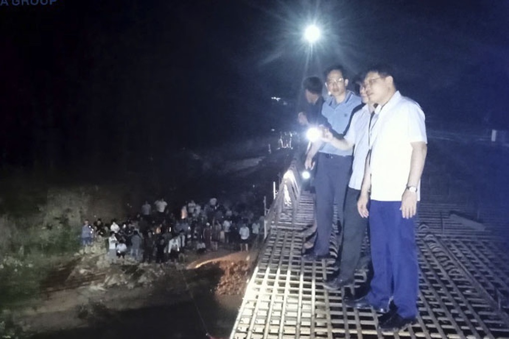 Nhóm học sinh tắm suối ở Quảng Ninh bị lũ cuốn, tìm thấy 2 thi thể - 1 Nhóm học sinh tắm suối ở Quảng Ninh bị lũ cuốn, tìm thấy 2 thi thể