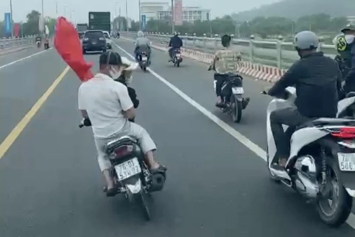 Lạng lách trước xe chở tân binh, thanh niên bị phạt 8 triệu đồng - 1 Lạng lách trước xe chở tân binh, thanh niên bị phạt 8 triệu đồng - 1