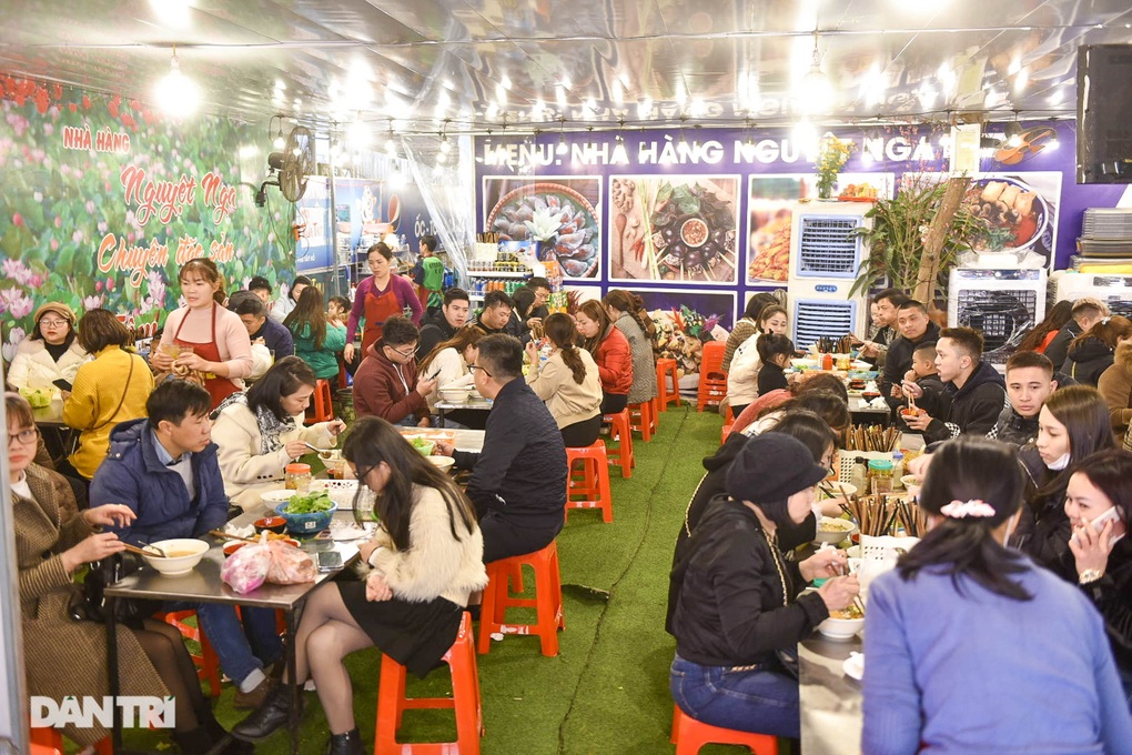 Biển người ùn ùn đi lễ phủ Tây Hồ ngày đầu năm mới Quý Mão 2023 - 10 Biển người ùn ùn đi lễ phủ Tây Hồ ngày đầu năm mới Quý Mão 2023 - 10