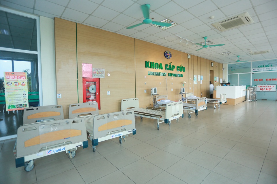 Robot và thiết bị hiện đại sẵn sàng đón 120 ca Covid-19 từ Ghi-nê Xích Đạo - 3 Robot và thiết bị hiện đại sẵn sàng đón 120 ca Covid-19 từ Ghi-nê Xích Đạo - 3