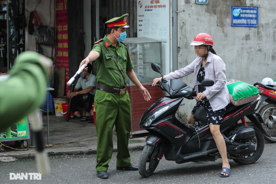 Hà Nội: Xử phạt hàng loạt trường hợp không đeo khẩu trang nơi công cộng - 10 Hà Nội: Xử phạt hàng loạt trường hợp không đeo khẩu trang nơi công cộng - 10