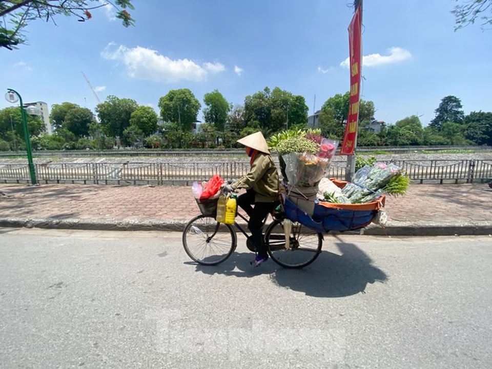 Hà Nội: Người lao động nhọc nhằn mưu sinh dưới nắng nóng đầu hè - 12 Hà Nội: Người lao động nhọc nhằn mưu sinh dưới nắng nóng đầu hè - 12