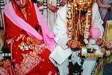 Cô dâu sốc khi đêm tân hôn bị mẹ chồng chỉ đạo chuyện ân ái