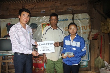 Niềm vui của Kim Phượng khi nhận quà từ bạn đọc báo Dân trí