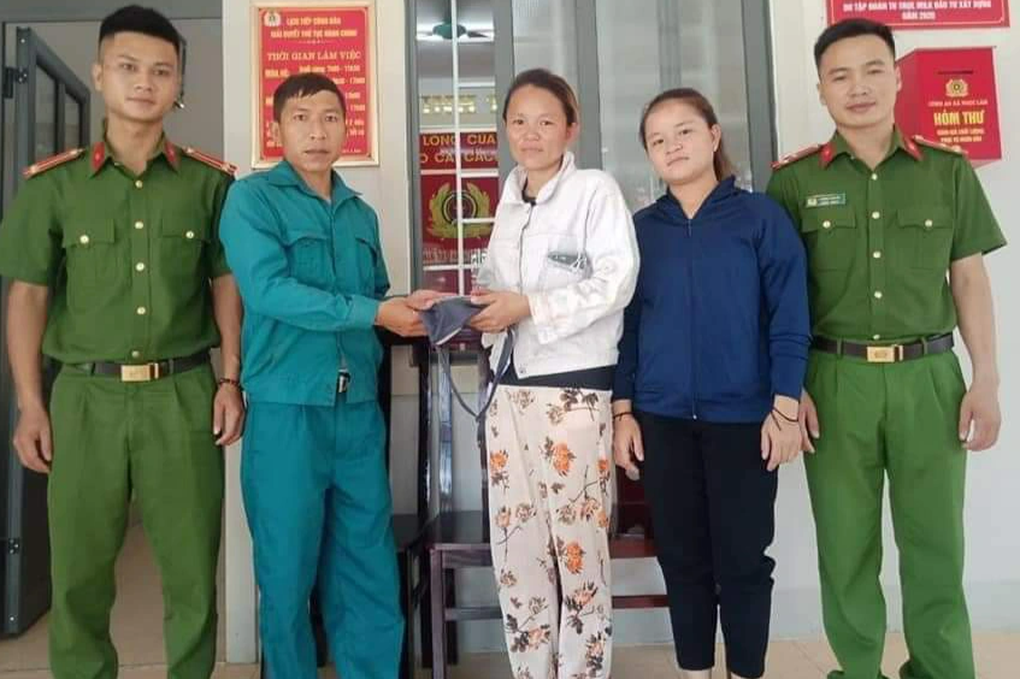 Ba phụ nữ nghèo trả lại 52 triệu đồng nhặt được - 1 Ba phụ nữ nghèo trả lại 52 triệu đồng nhặt được - 1