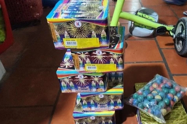 Tạm giữ người mẹ đưa pháo lậu cho con đem bán