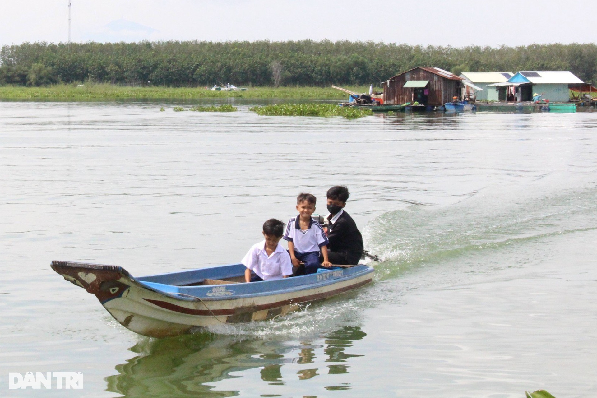 Cuộc sống lênh đênh của hàng chục hộ dân trên hồ Dầu Tiếng - 1 Cuộc sống lênh đênh của hàng chục hộ dân trên hồ Dầu Tiếng - 1