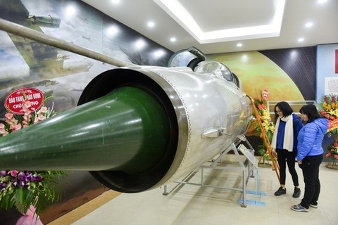Tên lửa, máy bay MiG-21 được trưng bày tại triển lãm "Đánh thắng B52"