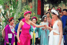 Vũ Thu Phương diện áo tứ thân, nhảy sạp cùng Hoa hậu Bùi Xuân Hạnh