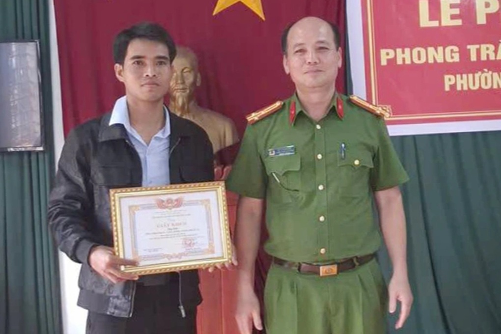 Thấy tê tê quý hiếm đi ngang đường, trưởng thôn bắt giao nộp công an - 2