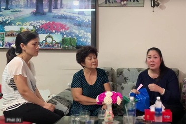 NSND Hồng Vân, Minh Nhí trao tiền ủng hộ tới gia đình nghệ sĩ Anh Vũ