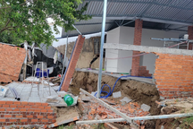 Sạt lở làm 10 căn nhà ở Cần Thơ bị chìm xuống sông