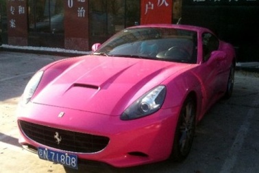Siêu xe Ferrari California màu hồng