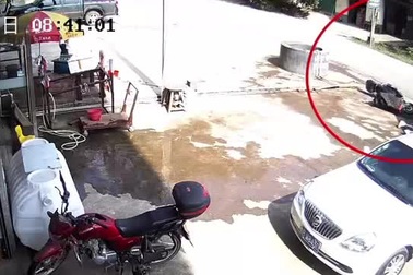 Người phụ nữ thoát chết thần kỳ nhờ đội mũ bảo hiểm chất lượng tốt