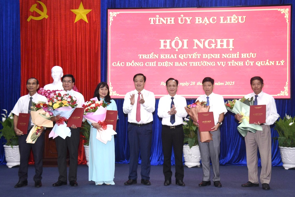 Thêm 320 cán bộ nghỉ hưu trước tuổi - 1 Thêm 320 cán bộ nghỉ hưu trước tuổi