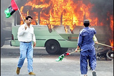 Pakistan tê liệt vì bạo động chính trị