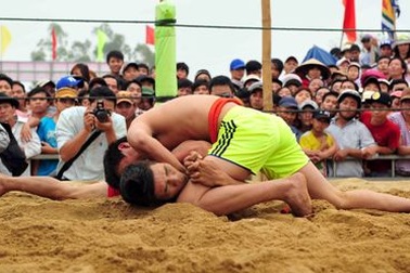 Làng Sình tưng bừng khai hội vật đầu xuân