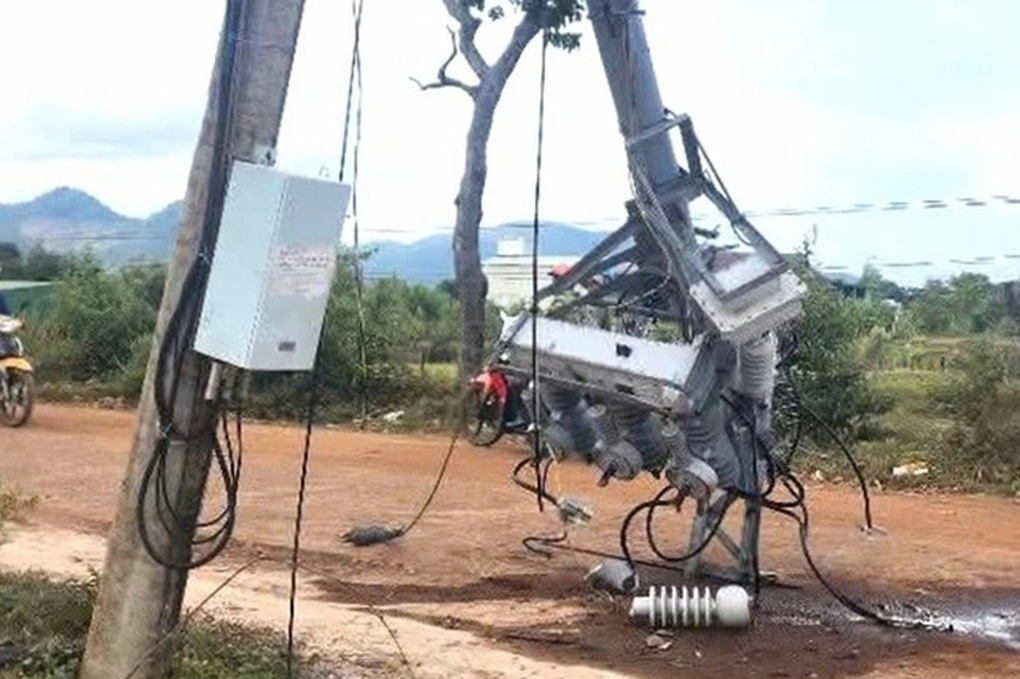 Trụ điện bị gãy đôi, đổ ra đường khiến hàng trăm hộ dân ở Gia Lai mất điện - 1 Trụ điện bị gãy đôi, đổ ra đường khiến hàng trăm hộ dân ở Gia Lai mất điện - 1