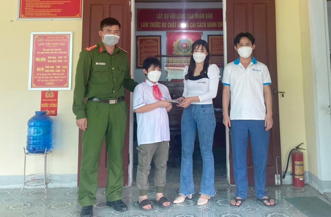 Nữ công nhân bật khóc nhận lại 2 tháng tiền lương bị đánh rơi - 1 Nữ công nhân bật khóc nhận lại 2 tháng tiền lương bị đánh rơi - 1