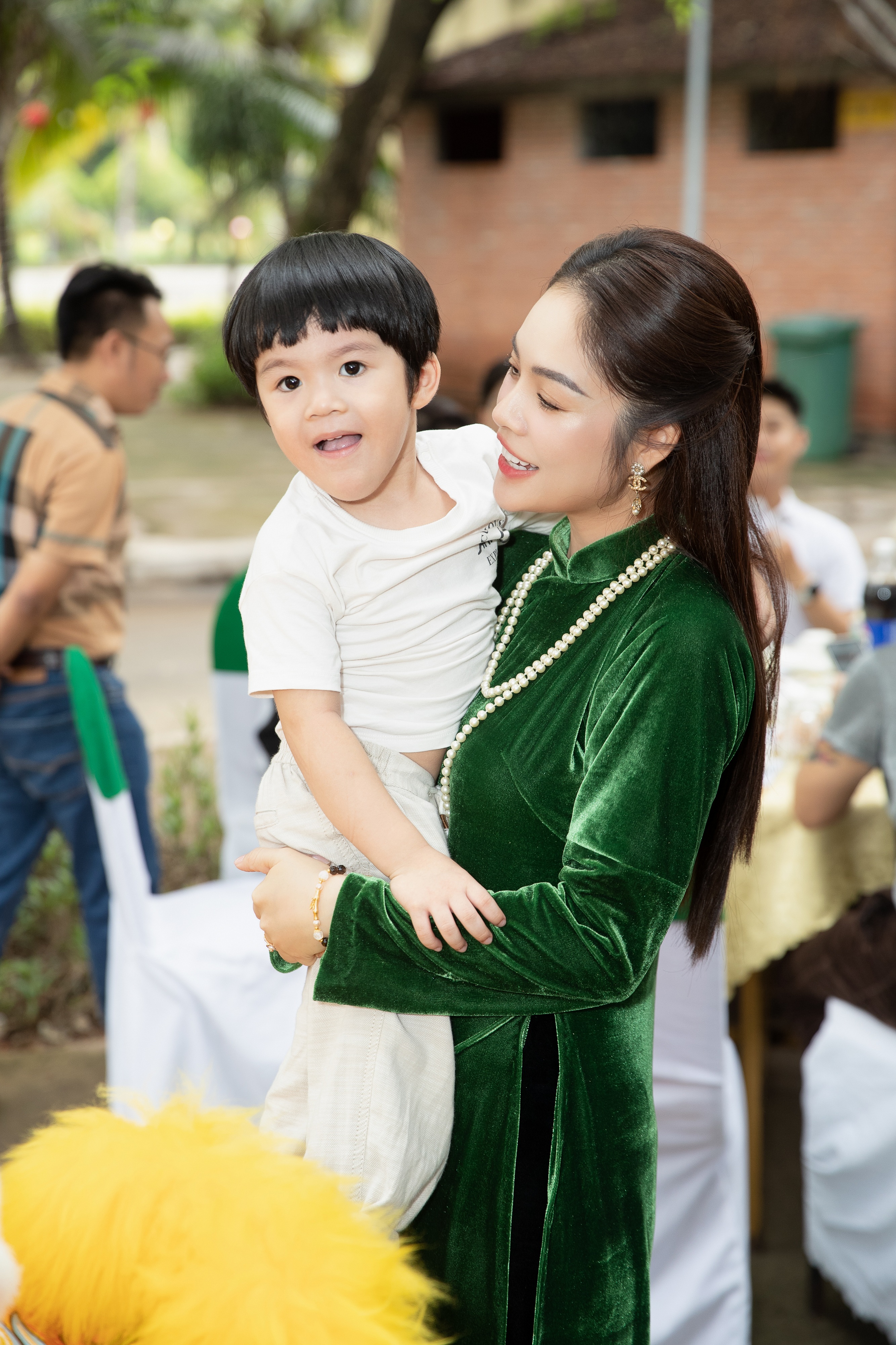 View - Dương Cẩm Lynh mang con đến phim trường | Báo Dân trí