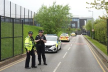 Tấn công bằng "vật sắc nhọn" ở trường học Anh