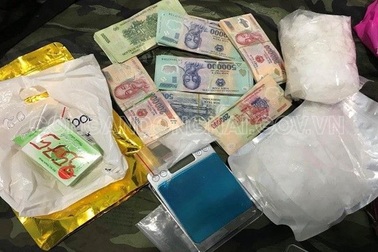 Bị vây bắt, đối tượng buôn bán ma túy lao thẳng xe vào công an