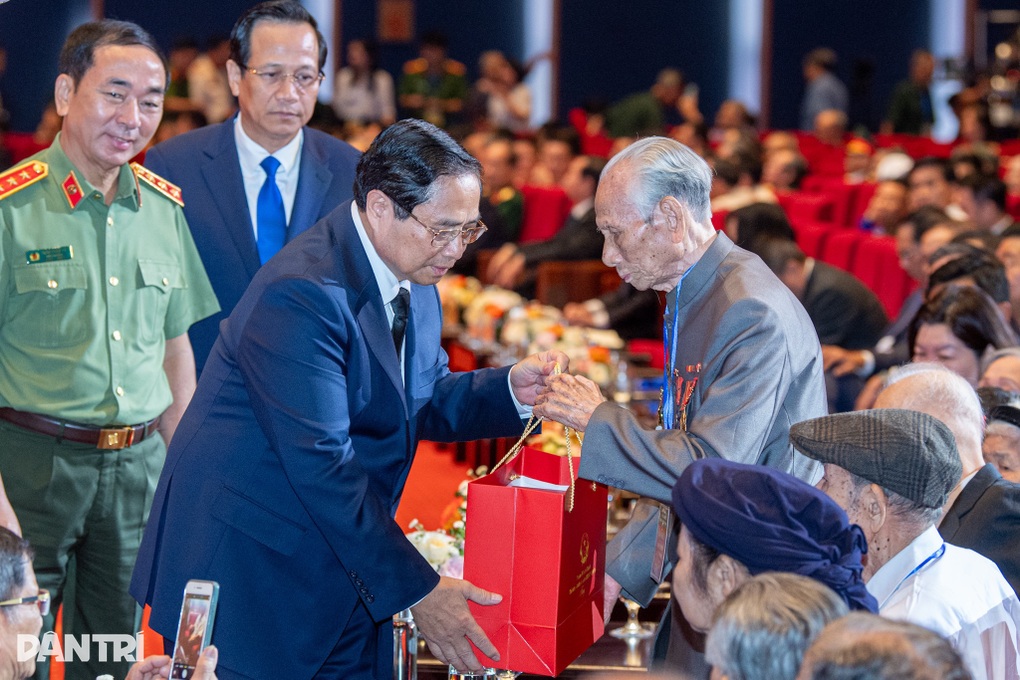 Thủ tướng Chính phủ: Hãy sống cho xứng đáng với những người đã hi sinh - 4 Thủ tướng Chính phủ: Hãy sống cho xứng đáng với những người đã hi sinh - 4