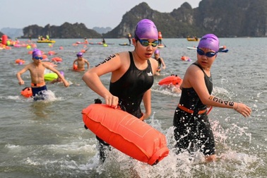 Hàng trăm VĐV nhí tranh tài kịch tính ở giải Aqua Warriors Halong Bay 2025