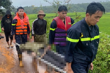 Gia đình 3 người bị nước cuốn, vợ tử vong