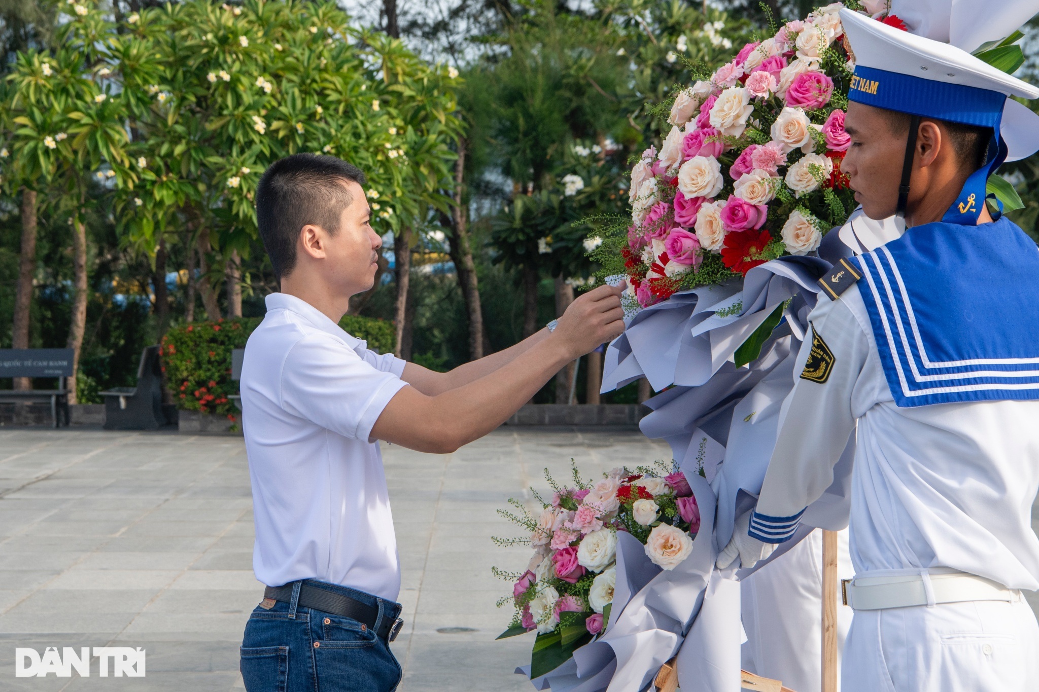 View - Báo Dân trí dâng hương tưởng niệm chiến sĩ Gạc Ma | Báo Dân trí