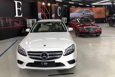 Nhiều mẫu ô tô tiếp tục ưu đãi 50% phí trước bạ, "cắt lạc" để hút khách