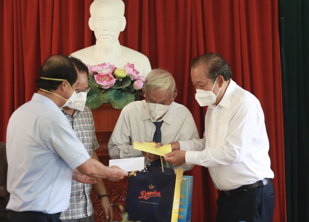 Phó Thủ tướng: Dù dịch bệnh nhưng cần chăm lo tốt các gia đình chính sách - 1 Phó Thủ tướng: Dù dịch bệnh nhưng cần chăm lo tốt các gia đình chính sách - 1