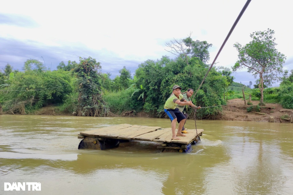 Thót tim nhìn phụ nữ, trẻ nhỏ đứng bè gỗ đu dây qua dòng nước xiết - 1 Thót tim nhìn phụ nữ, trẻ nhỏ đứng bè gỗ đu dây qua dòng nước xiết - 1