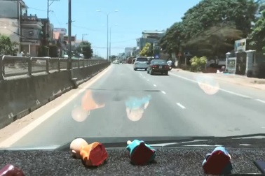 Hai xe ô tô lạng lách, chặn đầu nhau cực nguy hiểm trên quốc lộ