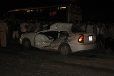 2 ô tô tông nhau, 3 người nhập viện