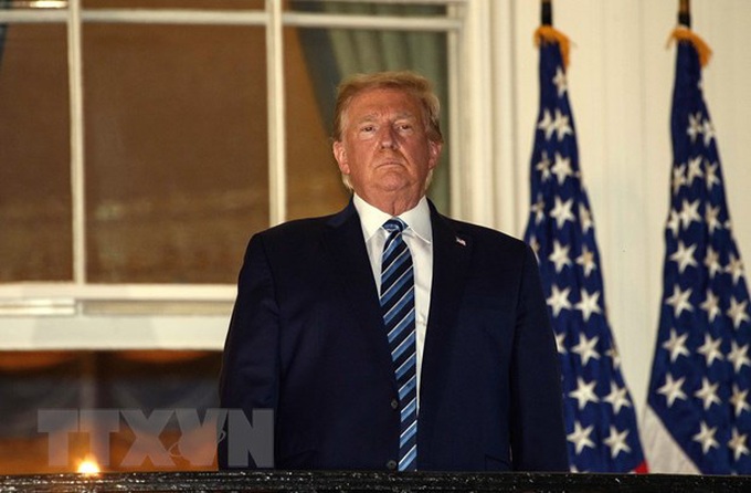 Ông Trump lần đầu trở lại Phòng Bầu dục sau khi mắc COVID-19 - Ảnh 1. Ông Trump lần đầu trở lại Phòng Bầu dục sau khi mắc COVID-19 - Ảnh 1.