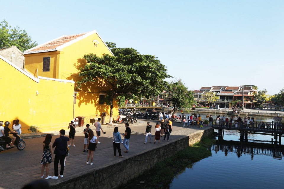 Tấp nập khách tham quan Hội An dịp nghỉ lễ - 2