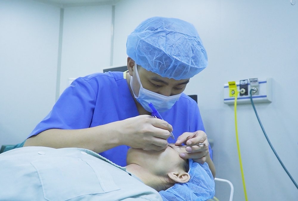 Đôi mắt biết cười trở lại với hai mẹ con sau 2 năm cắt mí hỏng - 1 Đôi mắt biết cười trở lại với hai mẹ con sau 2 năm cắt mí hỏng - 1